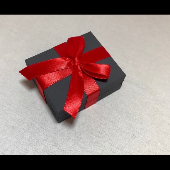 GENUINE DIAMOND STUD EARRINGS-GORGEOUS-IN GIFT BOX - Picture 6 of 8